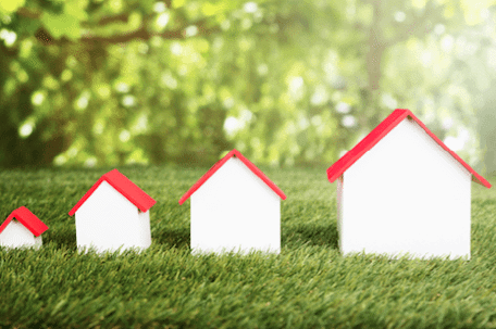 A row of little houses that range in sizes